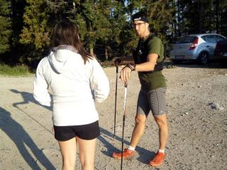 Miki sa zotavuje z nočných trampôt, vonku je čerstvo 